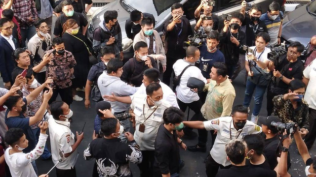 Para korban Indra Kenz terlibat cekcok dengan para pendukung Indra Kenz di PN Tangerang, Jumat (28/10).  Foto: Dok. Istimewa