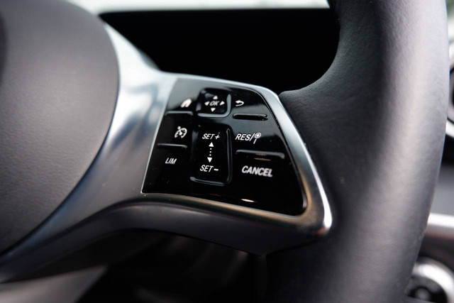 Tombol cruise control Mercedes-Benz C-Class C200 Avantgarde Line. Foto: Aditya Pratama Niagara/kumparan