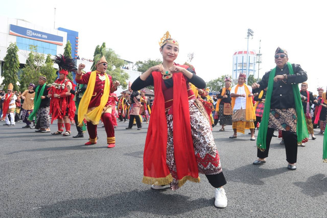 Ribuan penari Amazing Tegal Dance Geol Tegalan meriahkan peringatan hari Sumpah Pemuda di Kompleks Alun-alun  Kota Tegal.