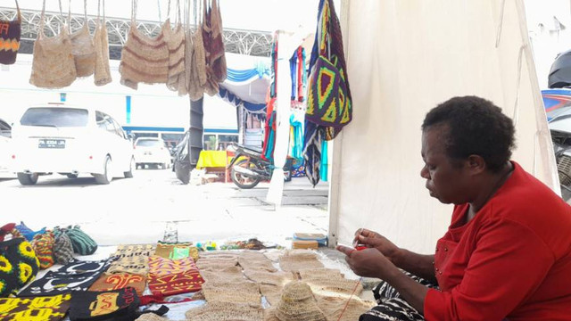 Mama Yohana Douw, penjual noken di KMAN VI. (Foto Media center KMAN VI) 