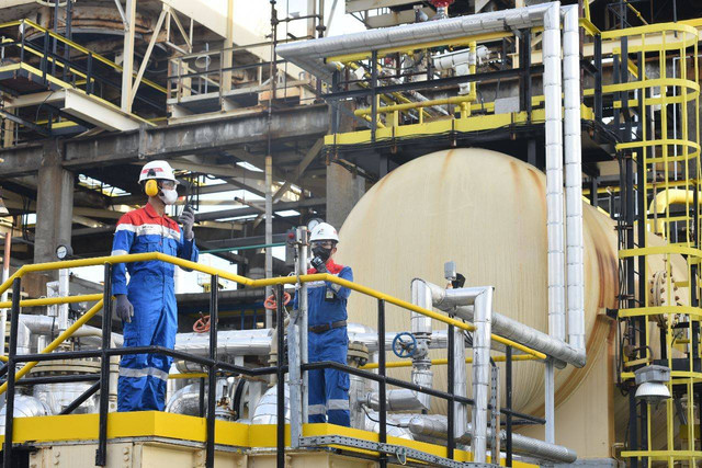 Pekerja di green refinary Cilacap, salah satu kilang milik Pertamina yang  menghasilkan BBM jenis Hydrotreated Vegetable Oil (HVO) atau Green Diesel D100. Foto: Dok Pertamina