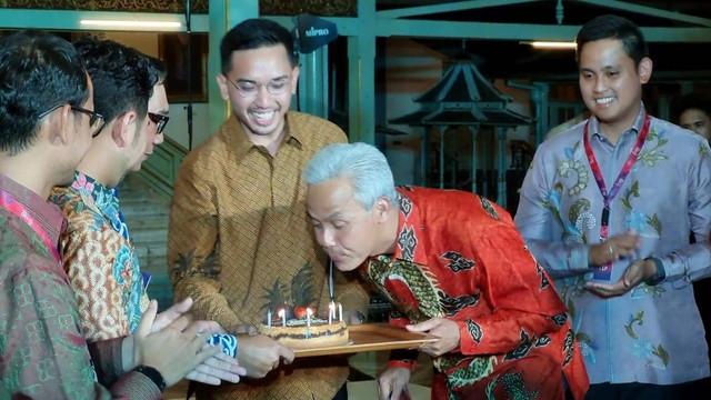 Ganjar mendapat kejutan usai menjadi pembicara. FOTO: Fernando Fitusia