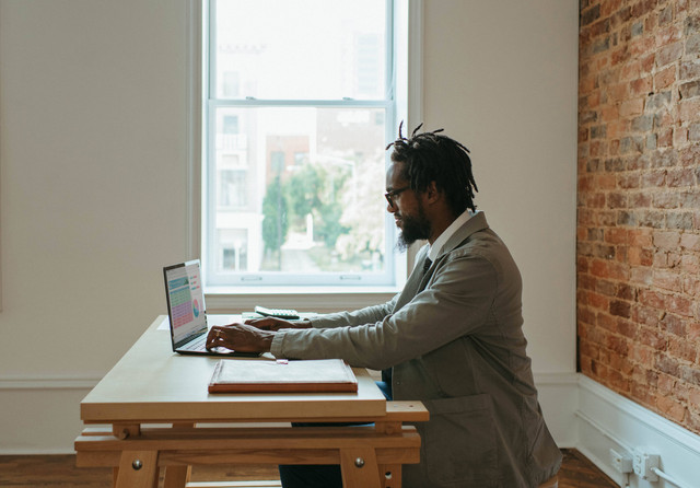 Ilustrasi Contoh Resume Bahasa Inggris. Foto: Unsplash/Windows