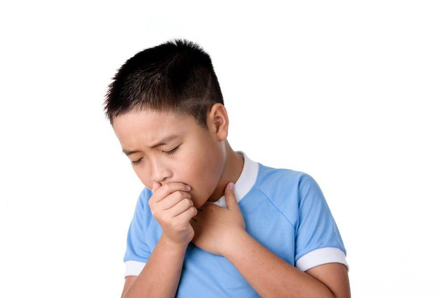 Ilustrasi anak batuk. Foto: TinnaPong/Shutterstock