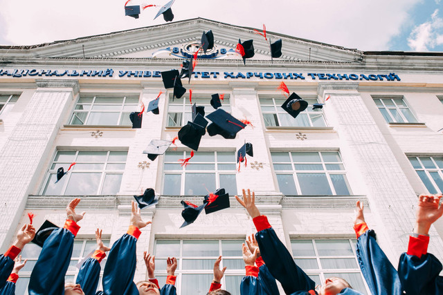  Caption Wisuda untuk Diri Sendiri, Foto/Unsplash/Vasily Koloda