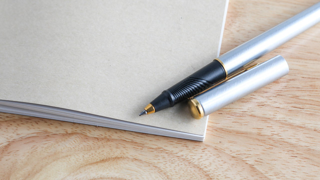 contoh surat undangan rapat sekolah. sumber foto : unsplash/chrisrophe.
