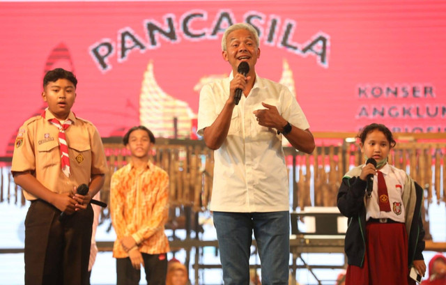 Gubernur Jawa Tengah, Ganjar Pranowo saat berdiskusi dengan anak. Foto: istimewa