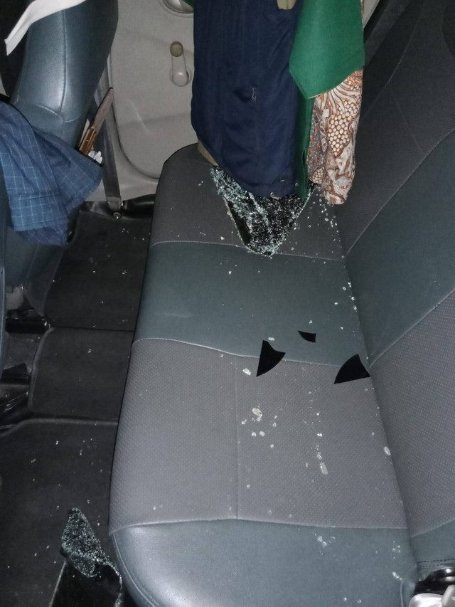 Mobil staf anggota DPRD DKI Jakarta dibobol maling di Jalan Alu-Alu, Jakarta Timur, Kamis (27/10). Foto: Dok. Istimewa