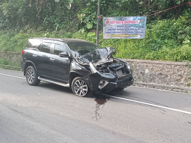 Kondisi mobil ringsek tertimpa longsoran di kawasan Cadas Pangeran, Sumedang, Sabtu (29/10). Foto: Dok. Polda Jabar