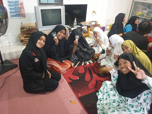 Kegiatan menanam hidroponik bersama Yayasan As salaam shobuur. Sumber : Dokumentasi pribadi