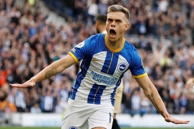 Pemain Brighton & Hove Albion Leandro Trossard merayakan gol pertama mereka saat hadapi Chelsea, di Stadion Komunitas American Express, Brighton, Inggris, Sabtu (29/10/2022). Foto: Action Images via Reuters/John Sibley