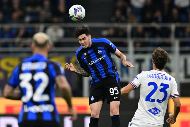 Pemain Inter Milan Alessandro Bastoni beraksi saat hadapi Samporidia di stadion Giuseppe-Meazza (San Siro) di Milan, Italia, Sabtu (29/10 Foto: MIGUEL MEDINA/AFP