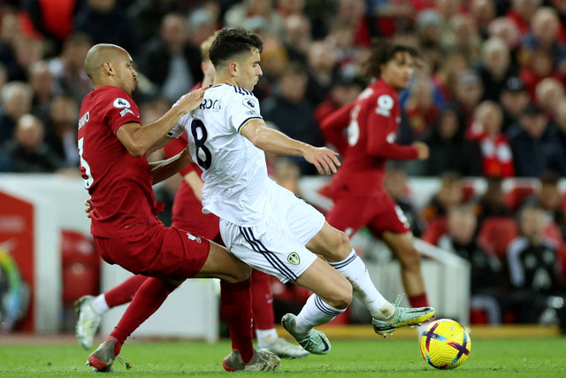 Pemain Leeds United Marc Roca beraksi dengan pemain Liverpool Fabinho di Stadion Anfield, Liverpool, Inggris, Sabtu (29/10/2022). Foto: Phil Noble/REUTERS