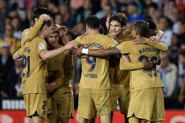 Pemain FC Barcelona merayakan setelah pertandingan di Stadion Mestalla, Valencia, Spanyol, Sabtu (29/10/2022). Foto: Pablo Morano/REUTERS