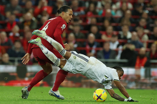 Pemain Leeds United Crysencio Summerville beraksi dengan pemain Liverpool Virgil van Dijk di Stadion Anfield, Liverpool, Inggris, Sabtu (29/10/2022). Foto: Phil Noble/REUTERS