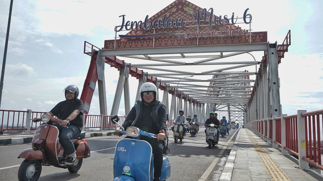 Sejumlah peserta komunitas vespa yang ikut konvoi keliling Kota Palembanh saat melewati jembatab musi enam, Minggu (30/10) Foto: abp/Urban Id