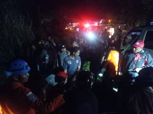 Tim SAR minibus yang terperosok ke jurang di kawasan Sitinjau Lauik. (Pusdalops BPBD Padang)