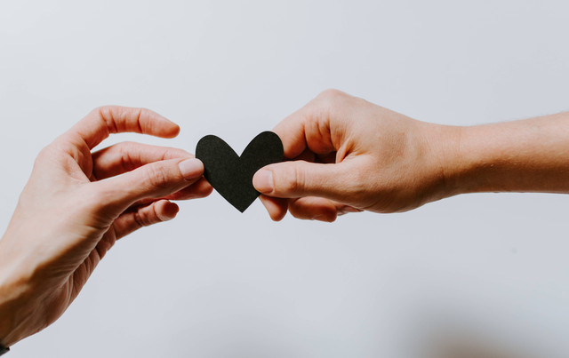 4 Puisi tentang Cinta Pertama, Foto: Unsplash/Kelly Sikkema.