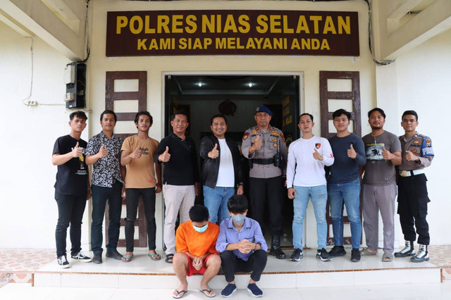 Pembunuh Kepala Bagian Organisasi Pemkab Nias Utara, Ghasali Lahagu usai menyerahkan diri ke Polres Nias Selatan. Foto: Polres Nias Selatan