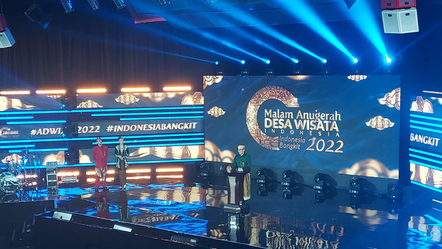 Menparekraf Sandiaga Uno saat memberikan keterangan resmi di acara Malam Puncak ADWI 2022, Minggu (30/10/2022). Foto: Gitario Vista Inasis/kumparan