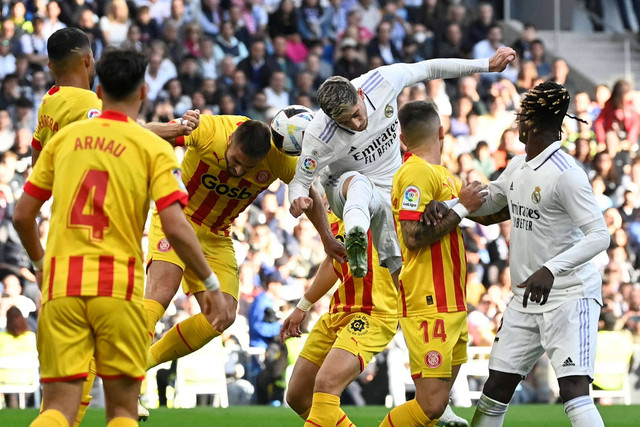 Pemain Real Madrid Federico Valverde duel dengan pemain Girona David Lopez di pertandingan liga Spanyol di stadion Santiago Bernabeu, Madrid. Foto: Pierre-Philippe Marcou/AFP