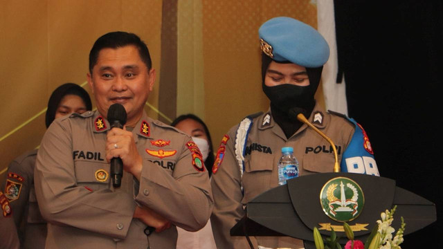 Kapolda Metro Jaya Irjen Pol Fadil Imran saat memberikan arahan kepada polisi wanita. Foto: Dok. Istimewa