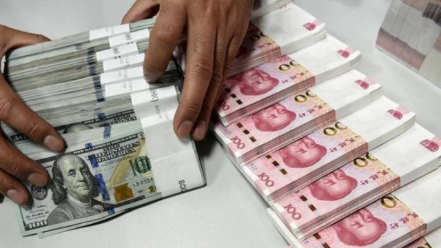 Yuan merosot 70 basis poin menjadi 7,1768 terhadap dolar AS pada perdagangan Senin, (31/10). Foto: Apep Suhendar/ANTARA