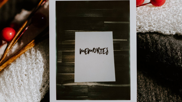 Ilustrasi contoh puisi tentang luka lama, foto oleh Kelly Sikkema di Unsplash