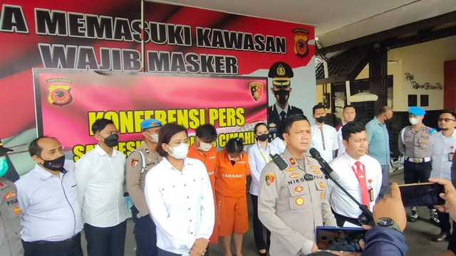 Pers rilis kasus kekerasan dan penyekapan pada PRT yang diadakan di Mapolres Cimahi pada Senin (31/10/2022). Foto: Dok. Istimewa