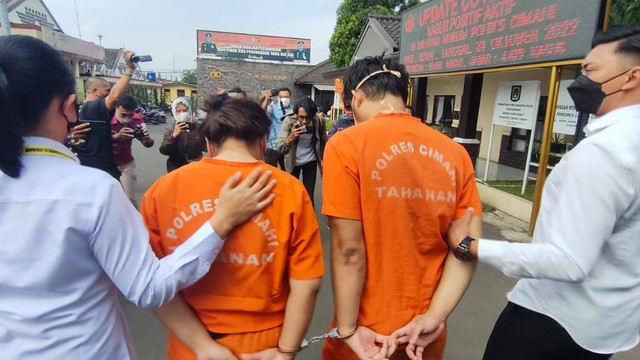 Pers rilis kasus kekerasan dan penyekapan pada PRT yang diadakan di Mapolres Cimahi pada Senin (31/10/2022). Foto: Dok. Istimewa