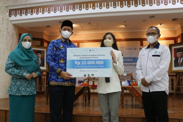 Foto bersama Yenny Nursanti Ali (Ketua TP PKK Jakarta Utara),  Ali Maulana Hakim (Walikota Kota Jakarta Utara), Jeehan Nahdia (Koor. Supply NGO Kitabisa), dan Suhito (Direktur Rumah Sosial Kutub). Foto; Dok: RSIK