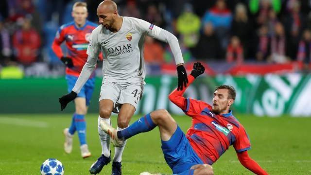 Steven N'Zonzi berduel dengan Tomas Chory di laga Viktoria Plzen vs AS Roma. (Foto: REUTERS/David W Cerny)