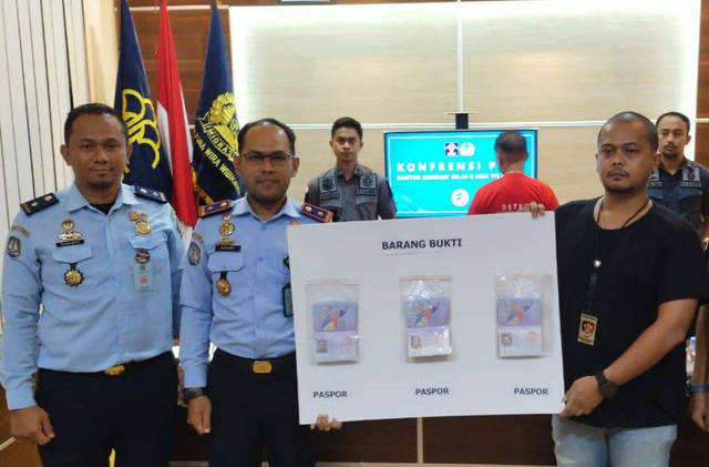 Kantor Imigrasi Tobelo bersama Satreskrim Polres Halmahera Utara saat itu melakukan konfrensi pers dalam kasus tersebut. Foto: Agussalim Abas/cermat