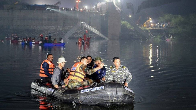 Regu penyelamat di Morbi, Gujarat, 31 Oktober 22