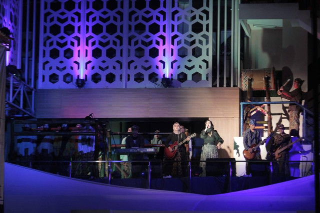 Theme Song Muktamar ke-48 dinyanyikan pada saat Malam Anugerah Sayembara Internasional (Arsip : Humas UMT)