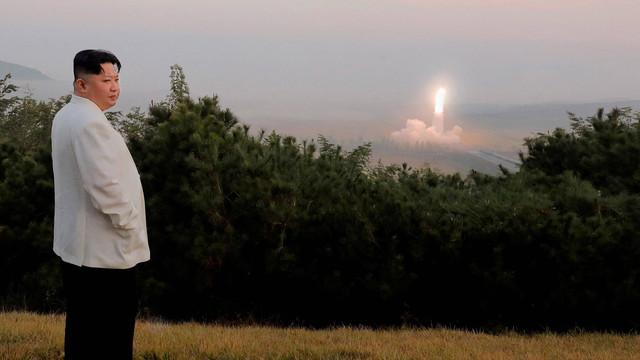 Pemimpin Korea Utara Kim Jong Un mengawasi peluncuran rudal di lokasi yang dirahasiakan di Korea Utara, dalam foto tak bertanggal yang dirilis pada 10 Oktober 2022. Foto: KCNA via REUTERS