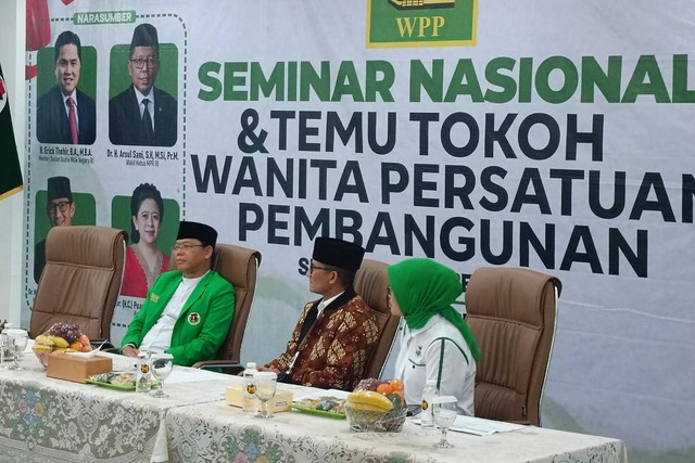 Plt Ketua Umum PPP Muhammad Mardiono (kiri) dan Menteri Pariwisata dan Ekonomi Kreatif Sandiaga Uno (dua dari kiri) dalam acara Seminar Nasional dan Temu Tokoh Perempuan Wanita Persatuan Pembangunan di Kantor DPP PPP, Jakarta, Senin (31/10/2022). Foto: Zamachsyari/kumparan
