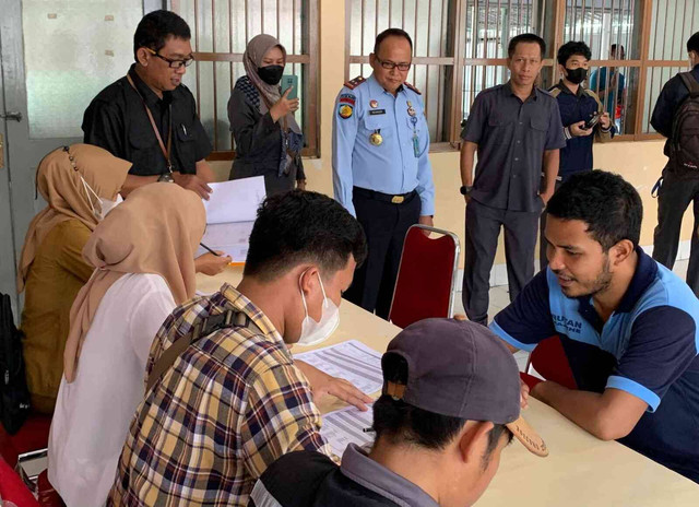 Pendataan WBP yang disaksikan oleh Karutan Majene bersama Kepala BPS Majene, Sumber : Humas Rutan Majene