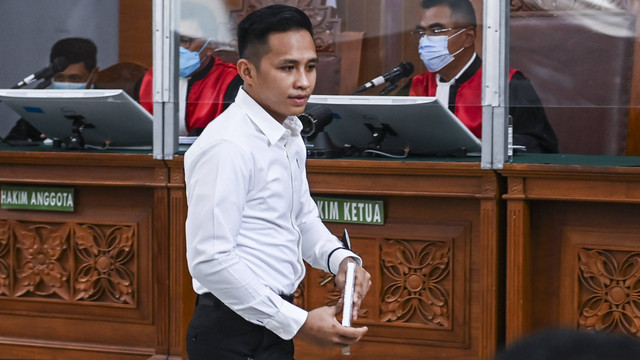 Terdakwa kasus pembunuhan Brigadir Yosua, Bhayangkara Dua Richard Eliezer Pudihang Lumiu mengikuti sidang lanjutan di PN Jakarta Selatan, Jakarta, Senin (31/10/2022). Foto: ANTARA FOTO/Galih Pradipta