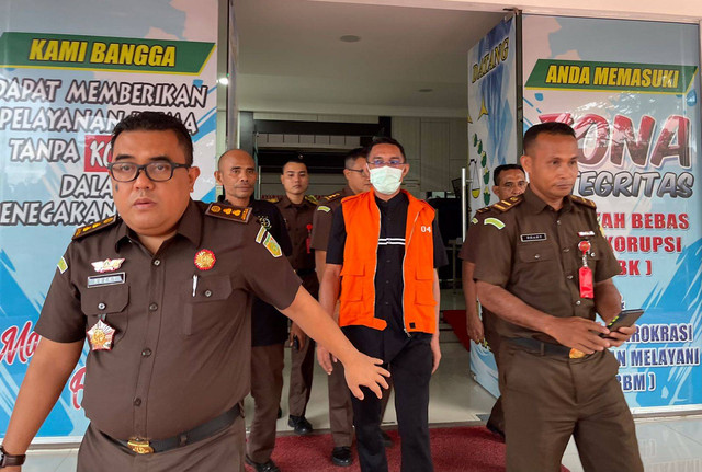 Tim Bidang Pidana Khusus Kejati Maluku Utara saat menahan tersangka. Foto: Samsul/cermat