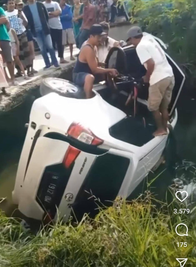Sebuah mobil di Kabupaten Demak nyungsep di dalam sungai. Foto: Dok. Istimewa