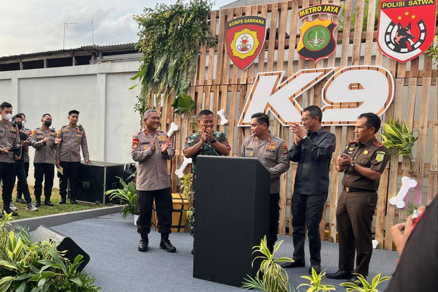 Kapolda Metro Jaya Irjen Pol Fadil Imran bersama Pj Gubernur DKI Jakarta Heru Budi Hartono dan Pangdam Jaya Mayjen TNI Untung Budiharto di Gedung K9 Polda Metro Jaya, Senin (31/10). Foto: Haya Syahira/kumparan