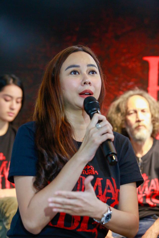 Artis Aura Kasih dan Wanda Hamidah saat hadir di syukuran jelang syuting film Rumah Iblis di kawasan Cipete, Jakarta Selatan, Senin, (31/10/2022). Foto: Dok. Agus Apriyanto