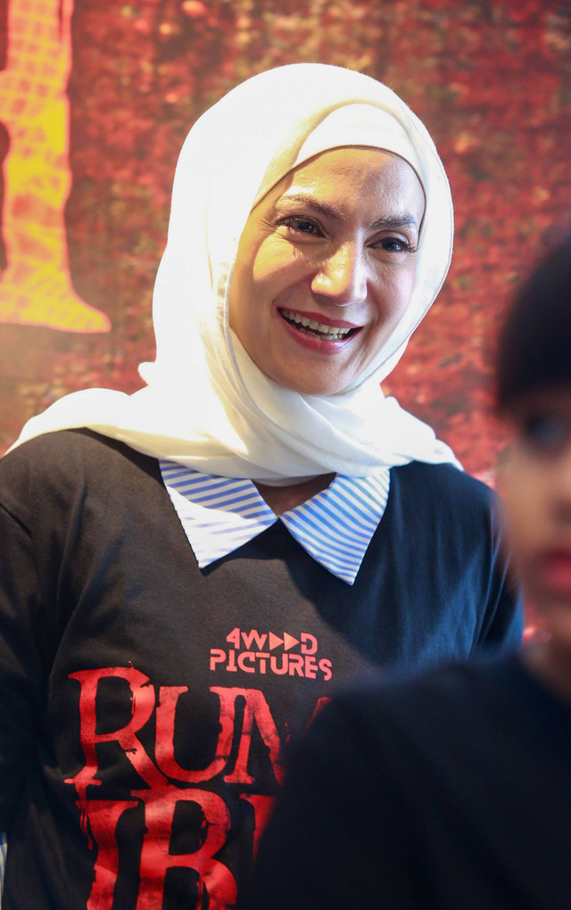 Artis Aura Kasih dan Wanda Hamidah saat hadir di syukuran jelang syuting film Rumah Iblis di kawasan Cipete, Jakarta Selatan, Senin, (31/10/2022). Foto: Agus Apriyanto