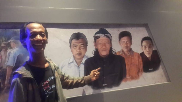 Empat tokoh penemu benda-benda purbakala di Semedo. Baju hitam berikat kepala adalah Dakri.