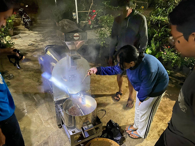 Kegiatan Rutin Roasting Kopi Warga Desa Sambirejo. (Doc Pribadi, 2022)