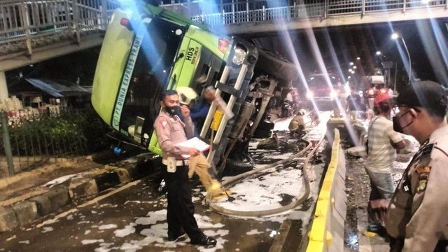 Kecelakaan sebuah truk kontainer di Jl Ahmad Yani, Cempaka Putih. Foto: Instagram/@tmcpoldametro