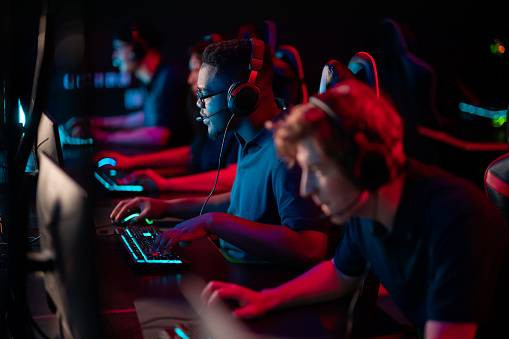 Ilustrasi bermain game warnet. Foto: Unsplash,com