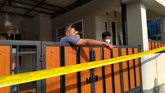 Garis polisi terpasang di rumah lokasi pembunuhan di Kelurahan Jatijajar, Kecamatan Tapos, Kota Depok, Selasa (1/11/2022). Foto: Dok. Istimewa