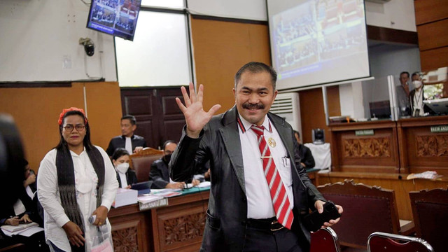 Saksi pelapor Kamaruddin Simanjuntak tiba pada sidang pemeriksaan saksi kasus pembunuhan Brigadir Yosua di ruang sidang Pengadilan Negeri Jakarta Selatan, Selasa (1/11/2022). Foto: Jamal Ramadhan/kumparan